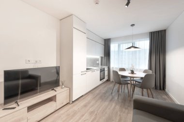 Klasik Parlak Ev Oturma Odası ve Mutfak İçi Yemek Masası. Fırın, Windows. Yemek masası ve sandalyeler. Koltuk ve televizyon. İskandinav Tasarımı. Led Lights, Hardwood Zemini. Beyaz Duvarlar.