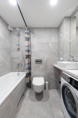 Parlak Modern Lüks Ev Banyosu Beyaz Lavabolu İç Tasarım. Ayna ve Musluk. LED ışıkları. Duş Alanı, Döşeme ve Duvarlar. Geniş Açı