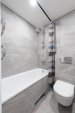 Parlak Modern Lüks Ev Banyosu Beyaz Lavabolu İç Tasarım. LED ışıkları. Duş Alanı, Döşeme ve Duvarlar. Geniş Açı