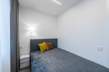 Geniş Ev Yatak Odası İçi Açısı. Büyük boy çift kişilik yatak. Beyaz Duvarlar. Aile evi... Parlak Güneşli Gün