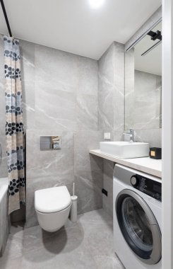 Parlak Modern Lüks Ev Banyosu Beyaz Lavabolu İç Tasarım. Ayna ve Musluk. LED ışıkları. Duş Alanı, Döşeme ve Duvarlar. Geniş Açı