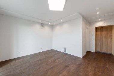 Boş Ev Mutfağı İçi. Beyaz Duvar Odası. Beyaz Duvar ve Ahşap Döşemeli Boş Oda. Geniş Açı