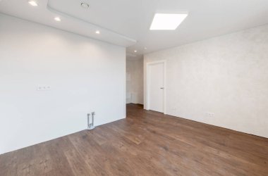 Boş Ev Mutfağı İçi. Beyaz Duvar Odası. Beyaz Duvar ve Ahşap Döşemeli Boş Oda. Geniş Açı