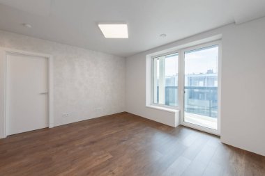 Boş Oturma Odası ya da Yatak Odası İçi. Beyaz Duvar Odası Köşesi ve Penceresi. İçi boş oda, beyaz duvarlar ve ahşap zemin. Geniş Açı