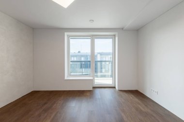 Boş Oturma Odası ya da Yatak Odası İçi. Beyaz Duvar Odası Köşesi ve Penceresi. İçi boş oda, beyaz duvarlar ve ahşap zemin. Geniş Açı