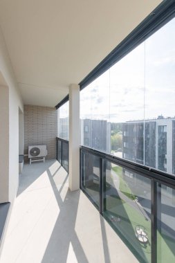 Soğuk Bölge ve Balkon İç mimarisi. Camsı Duvar. Yeni Yenilenmiş Ev. Arka plandaki klima. Geniş Açı