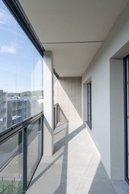 Soğuk Bölge ve Balkon İç mimarisi. Camsı Duvar. Yeni Yenilenmiş Ev. Geniş Açı