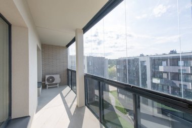 Soğuk Bölge ve Balkon İç mimarisi. Camsı Duvar. Yeni Yenilenmiş Ev. Arka plandaki klima. Geniş Açı