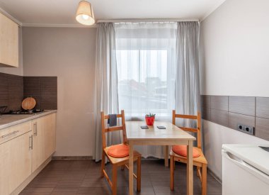 Klasik Retro Home Kitchen İçişleri ve Yemek Masası. Fırın, Windows. Yemek masası ve sandalyeler. Minimalist İç Tasarım. Pencere ve Perdeler. Geniş Açı