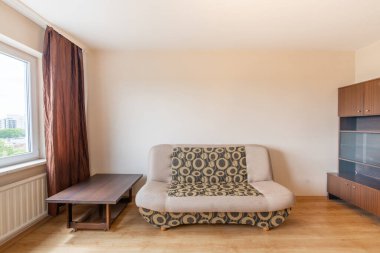 Minimalizm Ev Yatak Odası İçi. Kapalı Tahta Kapı, Eski Retro Hardwood, Dolap, Ahşap Zemin. Koltuk... ev.