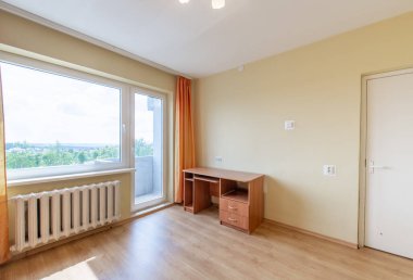 Minimalizm Ev Yatak Odası İçi. Dolap, Hardwood döşemesi. Kanepe. Arka planda ısıtıcı ve pencere var. Ev