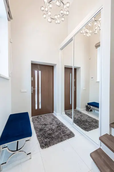 Ev Girişi Salonu. İç mekan. Tahta dış kapı, Tiled Flooe. LED Işık. Ayna. Siyah halı ve benç. Geniş Açı