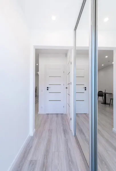 Ev Girişi, Koridor İçi. Tahta dış kapı, kahverengi zemin. Minimalizm. LED Işık. Dolap, Ayna. Geniş Açı