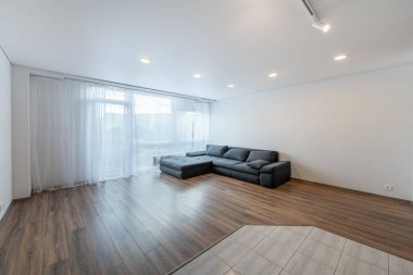 Modern Ev Oturma Odası ve Pencereler, Balkon. Lüks modern apartman dairesi. Açık Alan, Şık Koltuk, Koltuk. İskandinav Tasarımı. Ahşap zemin. Geniş Açı