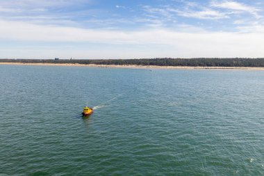 Plaj Erozyon İnşaat Yenileme İş Alanı için Gemi Denize Bir Boruyu Sürüklüyor. Plaj besinleri için Havacılık Çalışmaları devam ediyor. İHA atışı.