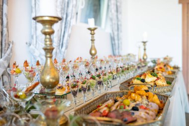 Eşsiz cam eşyalar, düğünler, ziyafetler veya üst düzey toplantılar, mutfak sanatları ve şık dekorasyonlar için ideal, çeşitli gurme aperatiflerinin güzel bir sunumu..