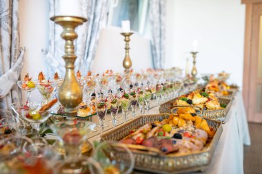 Eşsiz cam eşyalar, düğünler, ziyafetler veya üst düzey toplantılar, mutfak sanatları ve şık dekorasyonlar için ideal, çeşitli gurme aperatiflerinin güzel bir sunumu..