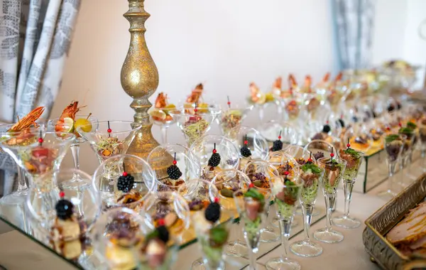 Eşsiz cam eşyalar, düğünler, ziyafetler veya üst düzey toplantılar, mutfak sanatları ve şık dekorasyonlar için ideal, çeşitli gurme aperatiflerinin güzel bir sunumu..