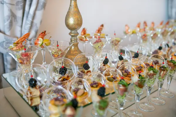 Eşsiz cam eşyalar, düğünler, ziyafetler veya üst düzey toplantılar, mutfak sanatları ve şık dekorasyonlar için ideal, çeşitli gurme aperatiflerinin güzel bir sunumu..