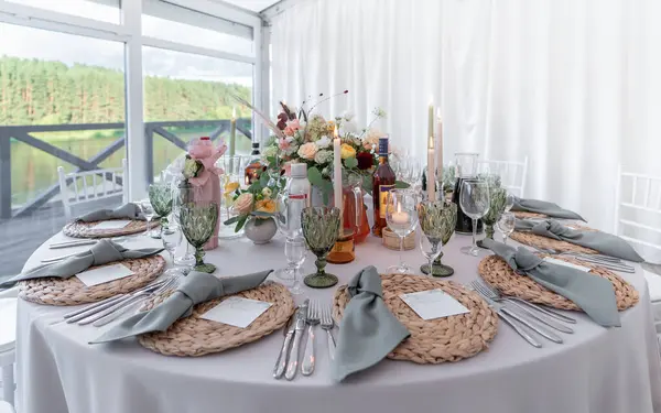 Çok güzel dekore edilmiş düğün masası. Mumlar, çiçekler, süslü bardaklar ve gümüş takımlar zarif bir atmosferde, renklendirme stili, sofistike ve detaylara dikkat..