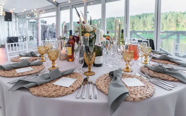 Çok güzel dekore edilmiş düğün masası. Mumlar, çiçekler, süslü bardaklar ve gümüş takımlar zarif bir atmosferde, renklendirme stili, sofistike ve detaylara dikkat..