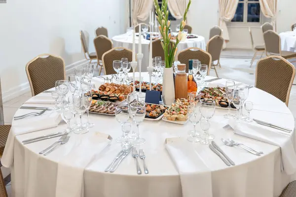 Gıda, içecek ve şık dekorlarla hazırlanmış, düğünler, partiler ya da resmi toplantılar için ideal bir etkinlik salonunda güzel bir masa..