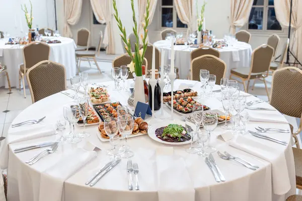 Gıda, içecek ve şık dekorlarla hazırlanmış, düğünler, partiler ya da resmi toplantılar için ideal bir etkinlik salonunda güzel bir masa..