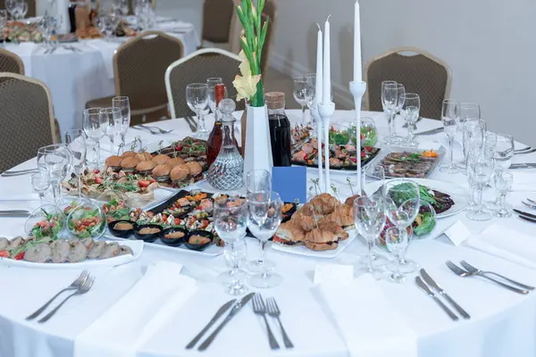 Gurme yemekler, salatalar ve içeceklerle donatılmış sofistike bir düğün sofrası, şenlikli kutlamalar veya resmi toplantılar için mükemmel, şık bir sunumla gösterişli mutfak inceliği eşleştirilmiş