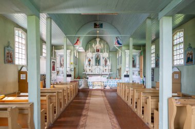 Çok iyi korunmuş tarihi bir kilise iç mimarisi ahşap mimari, dekoratif sunak ve geleneksel sıralar. Doğal ışık dingin ve ruhani ortamı aydınlatır.