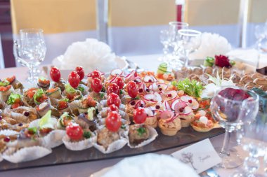 Bir parti ya da etkinlik için dekoratif büfe masasında servis edilen güzel bir gurme aperatifi seçimi. Canlı ve renkli yemek servisi sunumu eşsiz ve zarif parmak yiyecekleri sergiliyor.