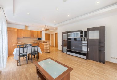 Çağdaş bir apartman dairesi açık mutfak düzeni, parlak mobilyalar ve şık bir yaşam alanı. Parlak ve misafirperver bir atmosferle rahatlık ve işlevsellik için mükemmel tasarlanmış..