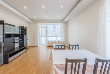 Parlak iç mekanlar, ahşap döşemeler ve estetik ve çağdaş bir cazibe için minimalist mobilyalar sergilenen iyi ışıklandırılmış yaşam alanı. Ev dekorasyonu için mükemmel bir dekor..