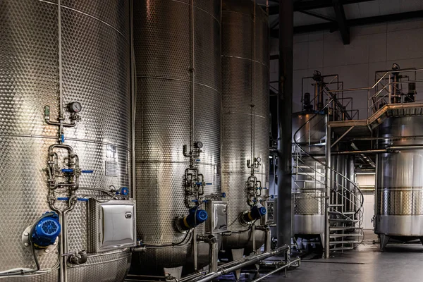 Yiyecek endüstrisinde olgunlaşmak için kullanılan modern çelik fıçılar. Teknolojik şarap yapımı. Yüksek kalite fotoğraf.