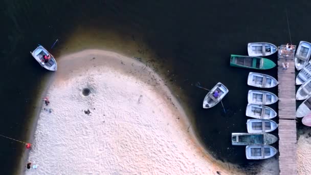 Політ Безпілотника Над Рибальськими Човнами Рибалками Березі Річки Висока Якість — стокове відео