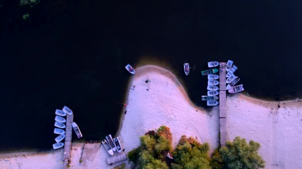 无人机飞越河岸上的渔船和渔民 优质4K视频 — 图库视频影像