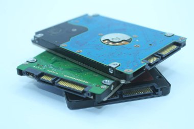 Sabit disk beyaz bir arkaplanda izole edildi. Bilgisayar donanım teknolojisi.