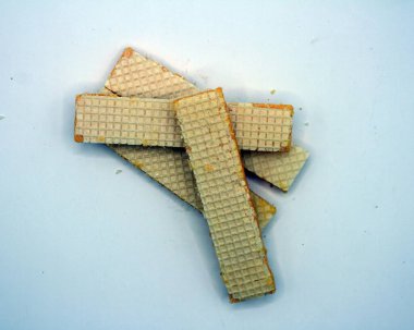 Beyaz arka planda gofret kurabiyeleri, fotoğrafa yakın çekim, atıştırmalık