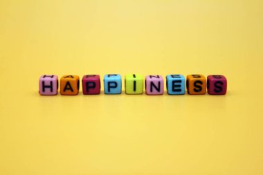 Sarı arkaplanda mutluluk küpleri