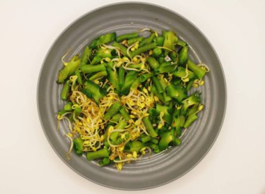 yeşil sebzeler ve bir tabakta filizler