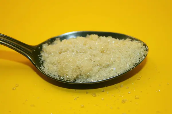 Kaşıkta şeker, sarı arkaplanda şeker, şeker