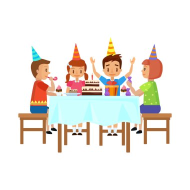 Kutlama konisi şapkalı mutlu çocuklar doğum günü partisi vektör illüstrasyonunda pasta yemek ve kutlamak için masada oturuyorlar.