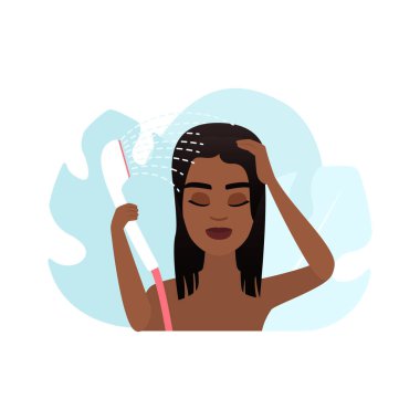 Kız duş başlığı tutuyor, saçlarını temizliyor ve kafa derisini temiz su spreyi ile temizliyor.