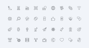 Televizyon ve anten, sosyal medya ve radyodaki sohbet mesajları, ince siyah ana hatlı e-posta vektör illüstrasyonları. Dijital aygıt, çevrimiçi bağlantı teknolojisi ve veri değişim çizgisi simgesi seti