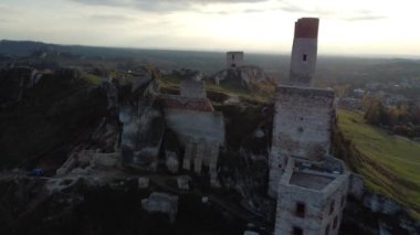Polonya, Czestochowa yakınlarındaki Olsztyn 'deki Kale kalıntıları.