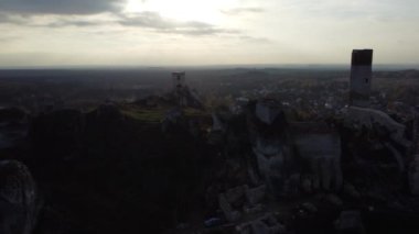 Polonya, Czestochowa yakınlarındaki Olsztyn 'deki Kale kalıntıları.