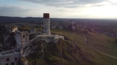 Polonya, Czestochowa yakınlarındaki Olsztyn 'deki Kale kalıntıları.