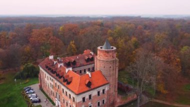 Polonya 'nın Uniejow kentindeki tarihi şato.