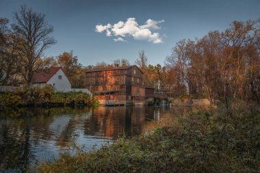 Grabia Nehri kıyısında sonbahar renkleri, batan güneş, Polonya.
