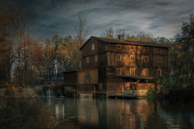 Grabia Nehri kıyısında sonbahar renkleri, batan güneş, Polonya.