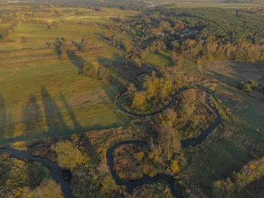 Grabia Nehri kıyısında sonbahar renkleri, batan güneş, Polonya.